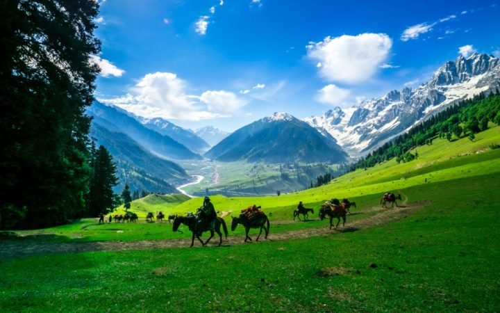 Top-tourist-Places-in-Kashmir-gulmarg-sonmarg