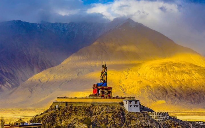 nubra-valley-pangong-lake-6days-tour-from-bhubaneswar