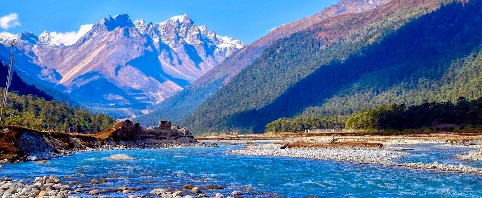 Scenic view of Kashmir’s lush green valleys, snow-capped mountains, and houseboats on Dal Lake – Odisha to Kashmir summer tour 2025